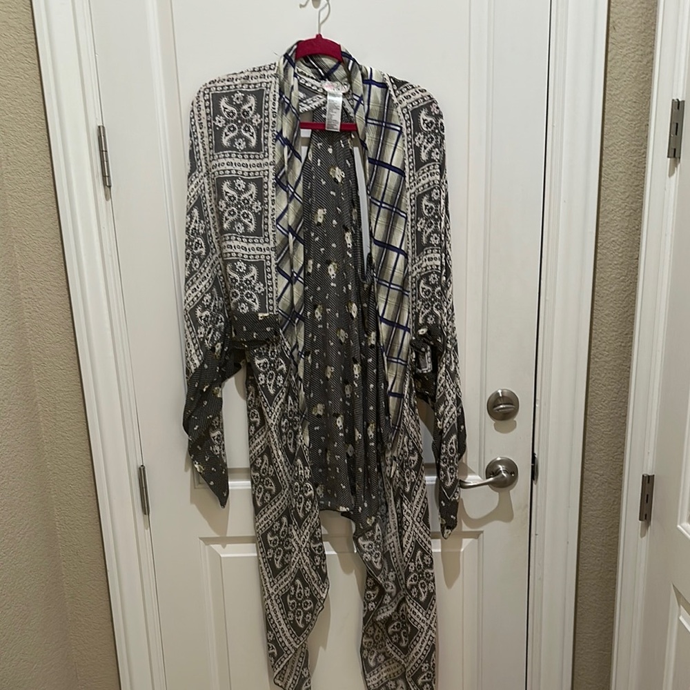 Free People Gray kimono with open front and open back. Clean. Worn once. Perfect